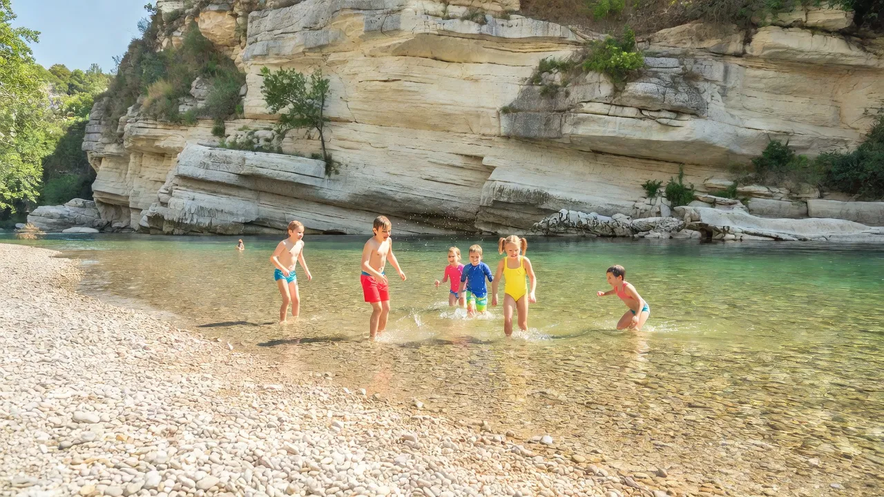Baignade naturelle sur la Loue, plage de galets, Doubs