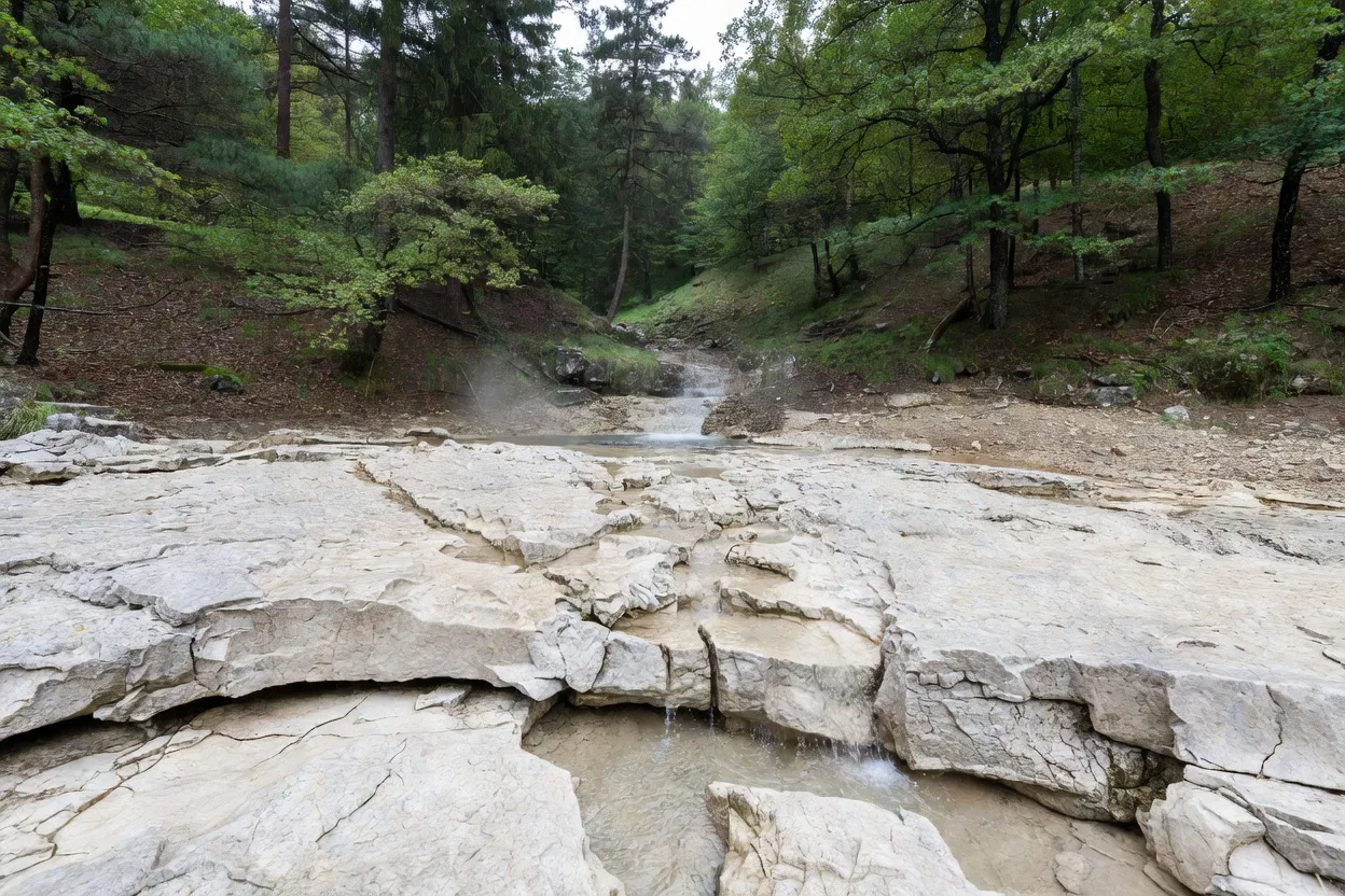 Infiltration de l'eau dans un plateau calcaire jusqu'à une résurgence