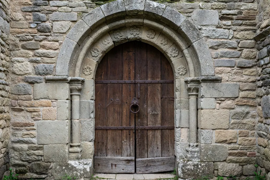 Façade en pierre calcaire du monastère de Quingey, Doubs